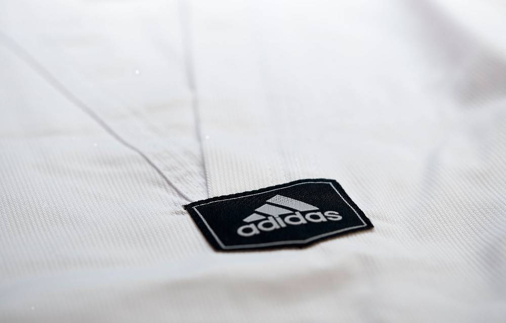 Ju Sports adidas Taekwondoanzug, Adi Club 3 stripes, weißes Revers, blaue Streifen Tiefpreis