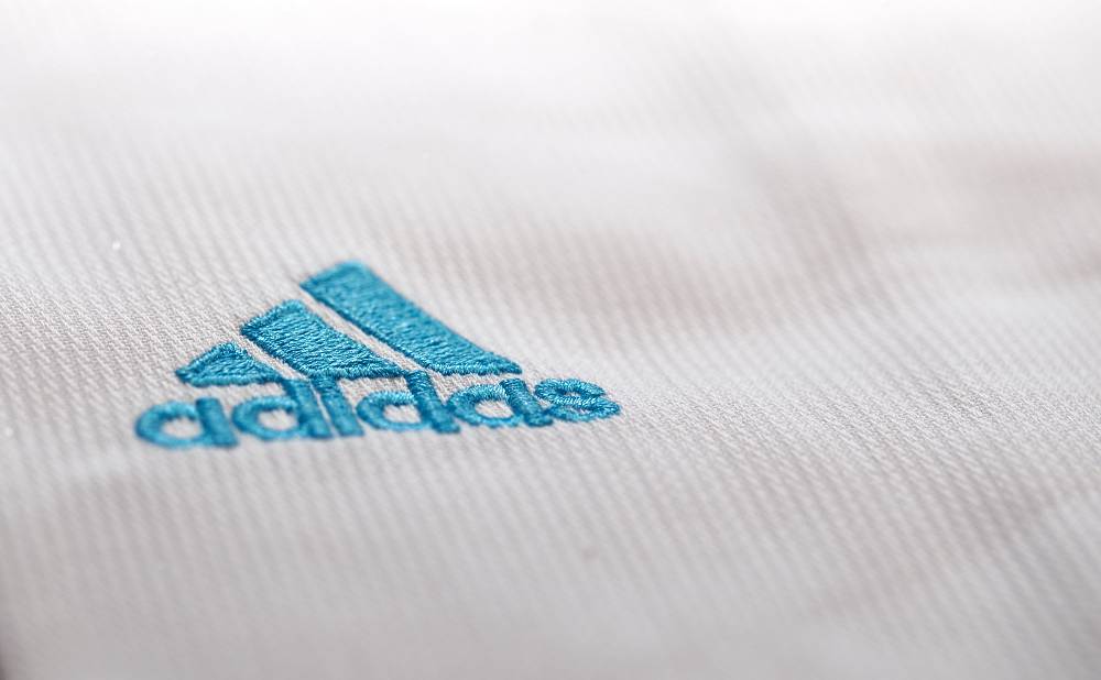 Ju Sports adidas Taekwondoanzug, Adi Club 3 stripes, weißes Revers, blaue Streifen Tiefpreis