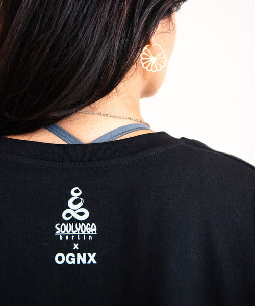 Ognx Yoga Boxy T-Shirt Be Your Own Guru by SOULYOGA Berlin - schwarz Black Friday Preise