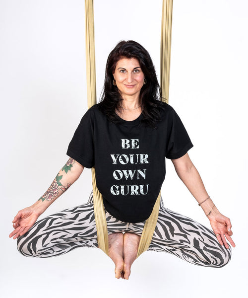 Ognx Yoga Boxy T-Shirt Be Your Own Guru by SOULYOGA Berlin - schwarz Black Friday Preise
